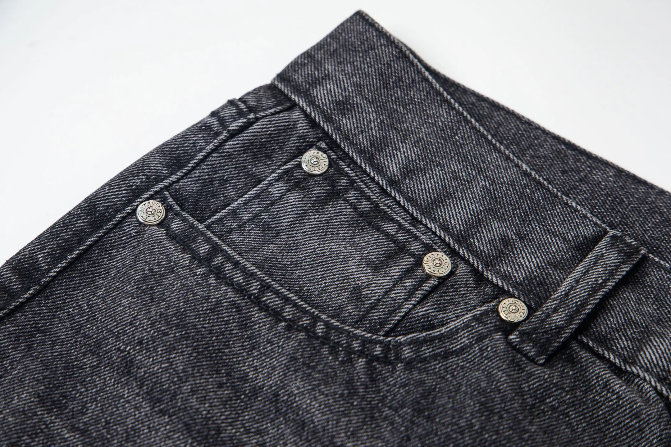 P240 Chrome Hearts Chrome Hearts Jeans Purple Matty Boy Sex Records Rivet Work Jeans CH Jeans need to be disassembled and washed before being dismantled and hand-stitched with sheepskin cross leather and then spliced ​​together. The whole piece has too many craftsmanship to explain. The cabinet price is 16W+, the patchwork cross pattern is embellished, and the high-waisted washed jeans! ! Absolutely high-end luxury products, 8W+ level god-level items, super popular products, made with top heavy industry, a magic weapon that cannot be missed. About Kroxin This is an extremely luxurious fashion brand, which can also be called the aristocrats of the high street. It has always been an exclusive brand for some hipsters or rich second generation. Compared with ordinary high streets, it is more luxurious and noble. Compared with luxury brands, it has a more fashionable personality and has always been a brand that I have a special liking for. Style number: 1761# Size: 28 30 32 34 36